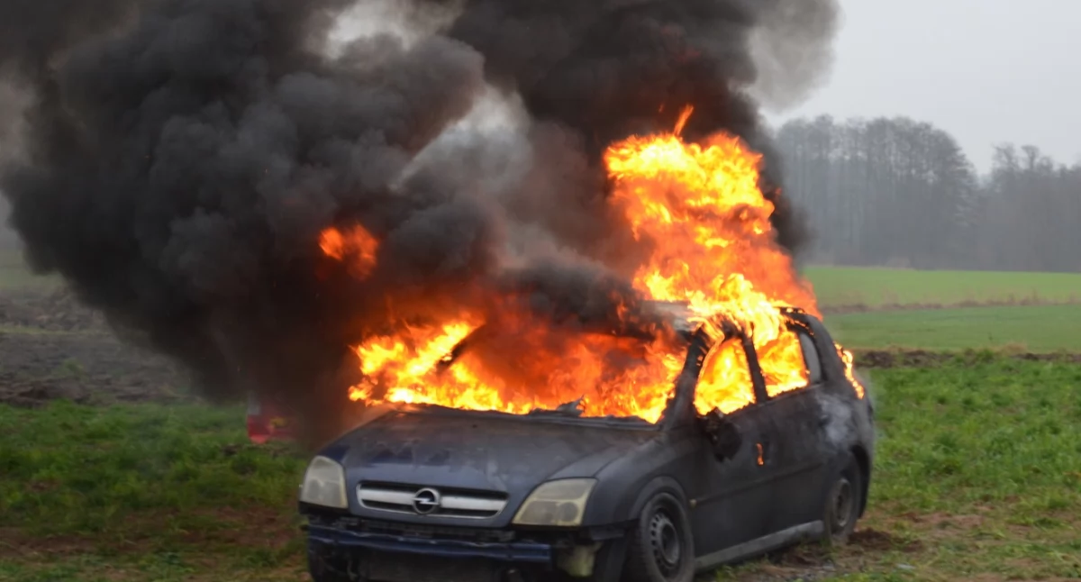 Pożar, Pożar samochodu użycie płachty gaśniczej Strażacy ćwiczyli Jeziorkach - zdjęcie, fotografia