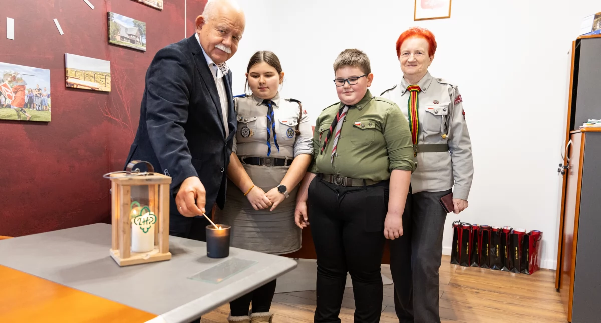 Uroczystości, święta i obchody, Betlejemskie Światło Pokoju dotarło Urzędu Miejskiego Świeciu symbol nadziei pokoju wzajemnej troski - zdjęcie, fotografia