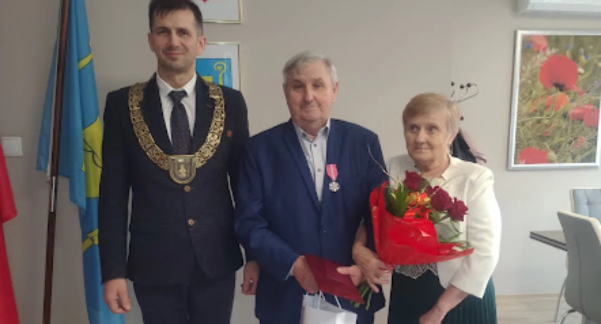 Jubileusz, Państwo Krystyna Mieczysław Niewiadomscy Medalami Długoletnie Pożycie Małżeńskie Wzruszający moment - zdjęcie, fotografia