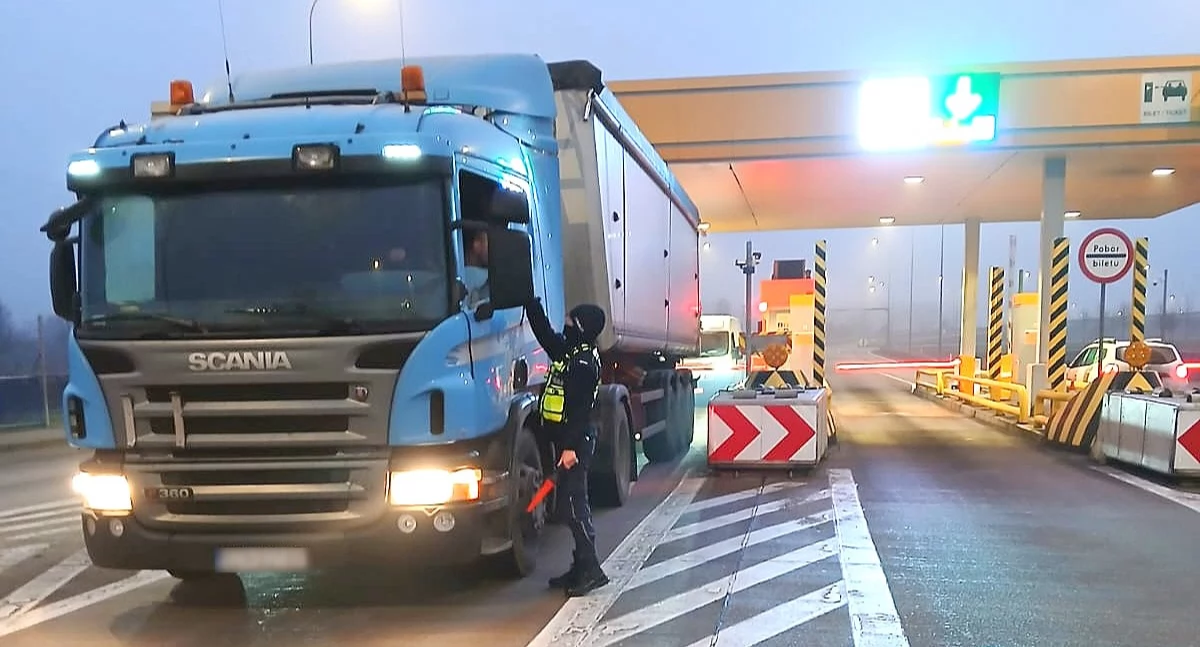 Akcja policji, kierowców dmuchało alkomat Wszyscy trzeźwi - zdjęcie, fotografia