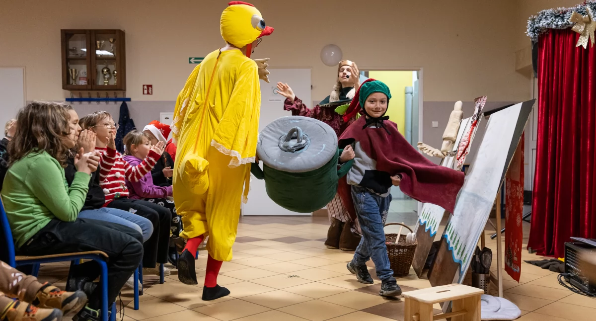 Przedstawienie, przedstawień gminie Świecie Teatr Magmowcy zabrał dzieci bajkowej krainy pełnej interakcji - zdjęcie, fotografia