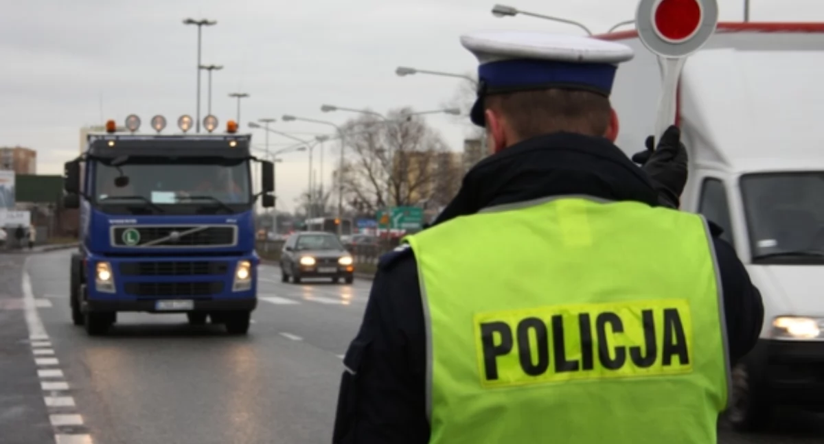 Piraci drogowi, Bezpieczne święta drogach Policjanci apelują rozwagę kierownicą - zdjęcie, fotografia