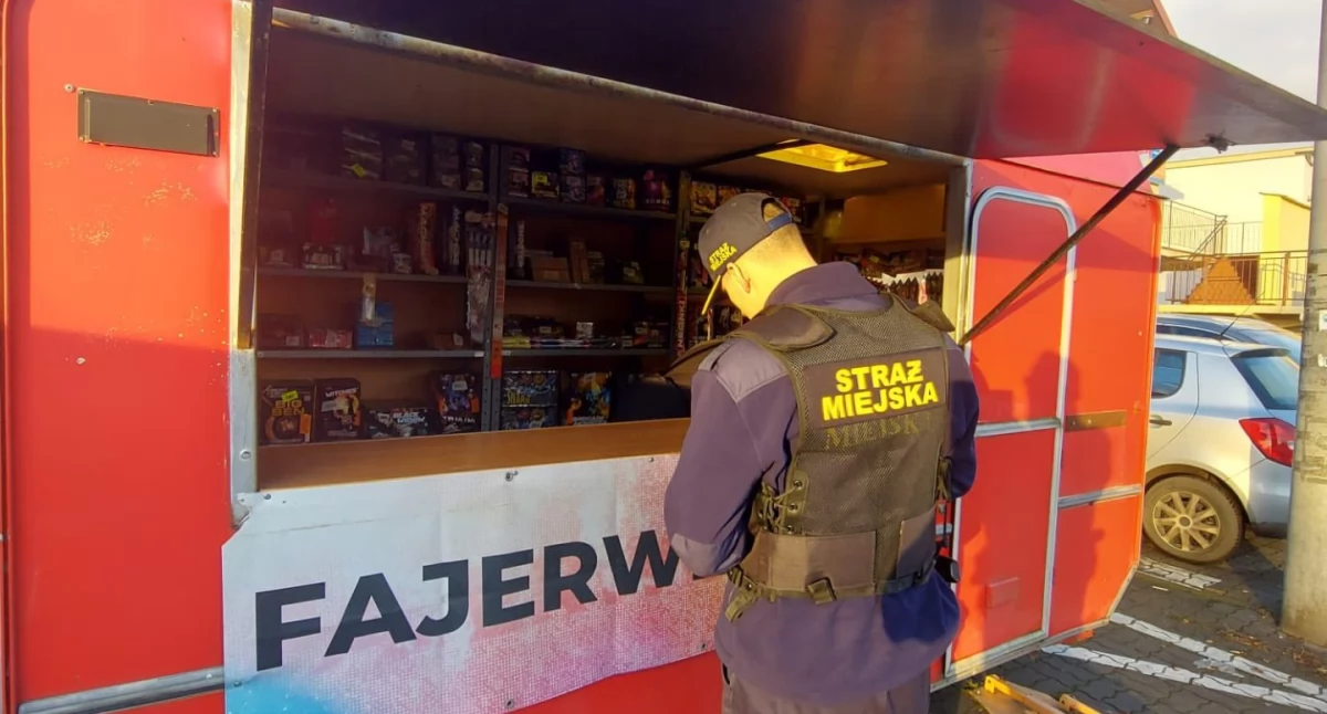 Komunikaty, Straż Miejska kontroluje stoiska fajerwerkami „Bezpieczeństwo przede wszystkim” - zdjęcie, fotografia