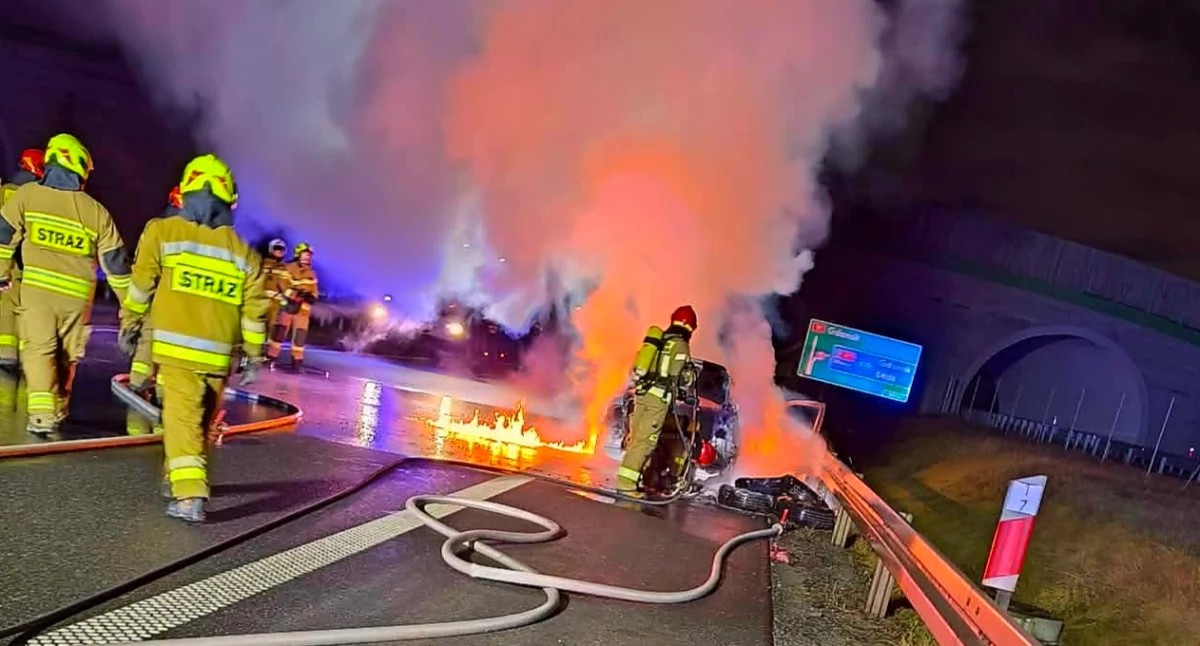 Pożar, Samochód osobowy stanął płomieniach Były spore utrudnienia ruchu - zdjęcie, fotografia