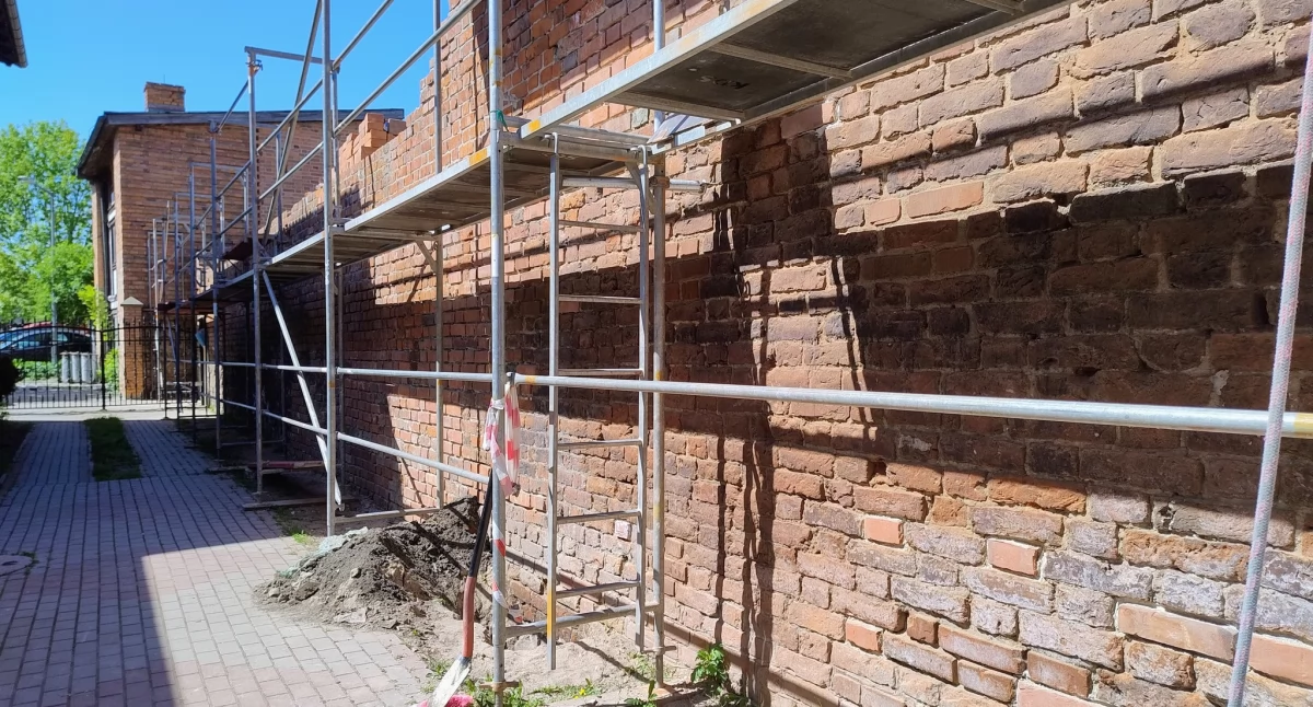 Inwestycje, Kolejny fragment murów miejskich Nowem wyremontowany pomocą przyszedł Program Odbudowy Zabytków - zdjęcie, fotografia