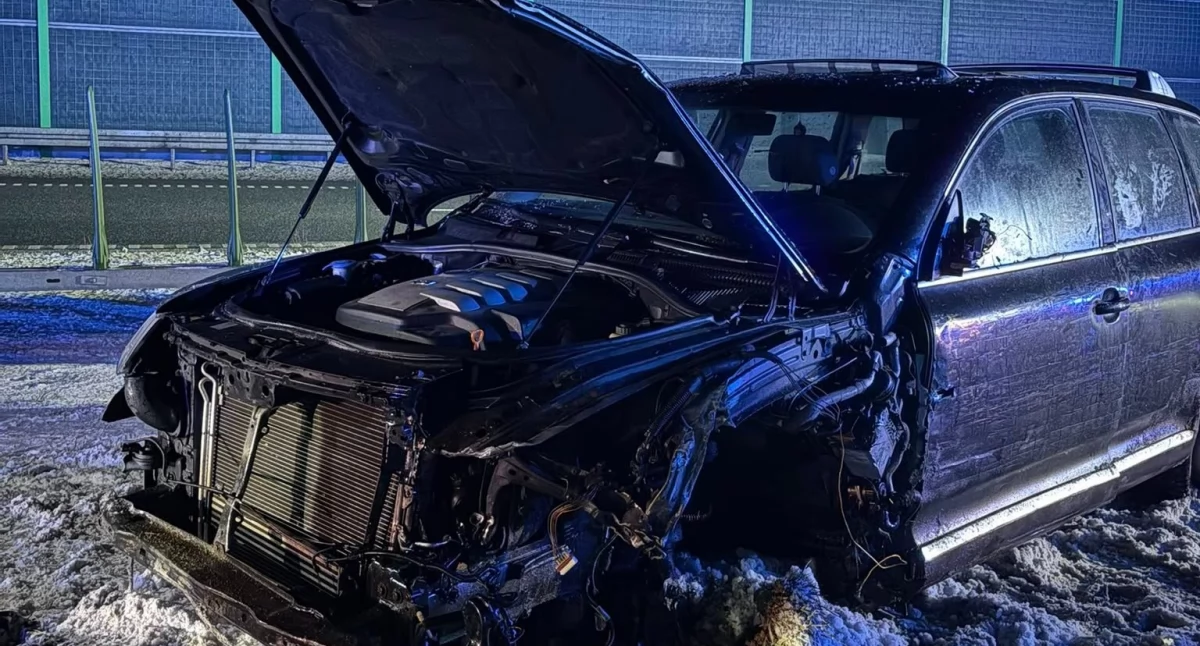 Wypadek drogowy, Samochód osobowy wypadł drogi Kolejna groźna sytuacja - zdjęcie, fotografia