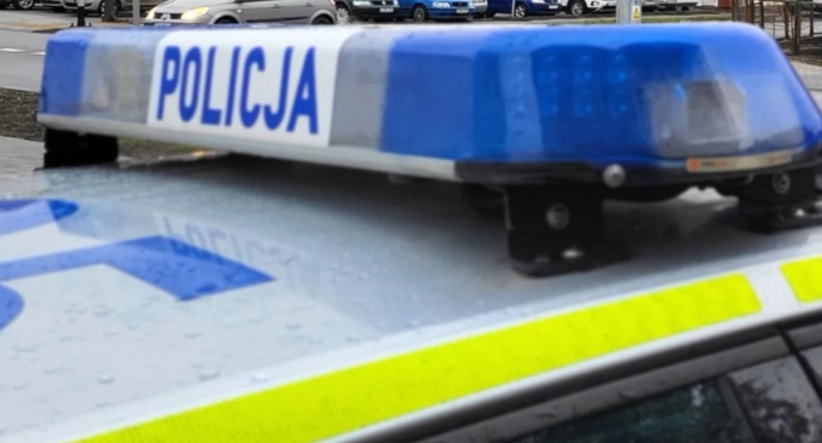 Akcja policji, Zakrwawiony latek znajdował mieszkaniu Pomoc przyszła - zdjęcie, fotografia