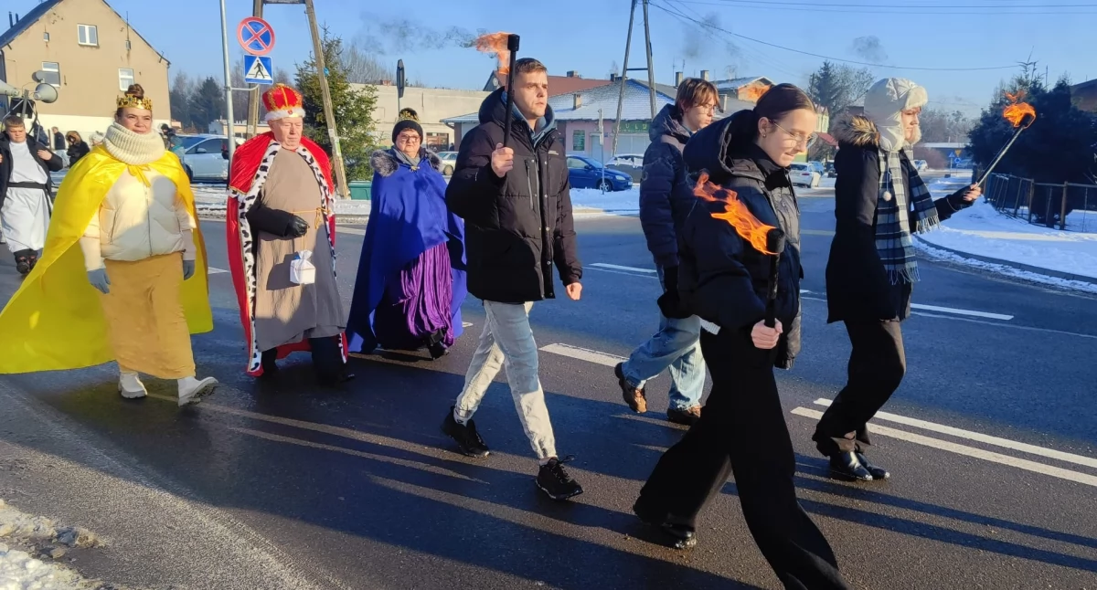 Uroczystości, święta i obchody, Pokłon Trzech Króli Laskowicach Ulicami przemaszerował wyjątkowy orszak [ZDJĘCIA] - zdjęcie, fotografia