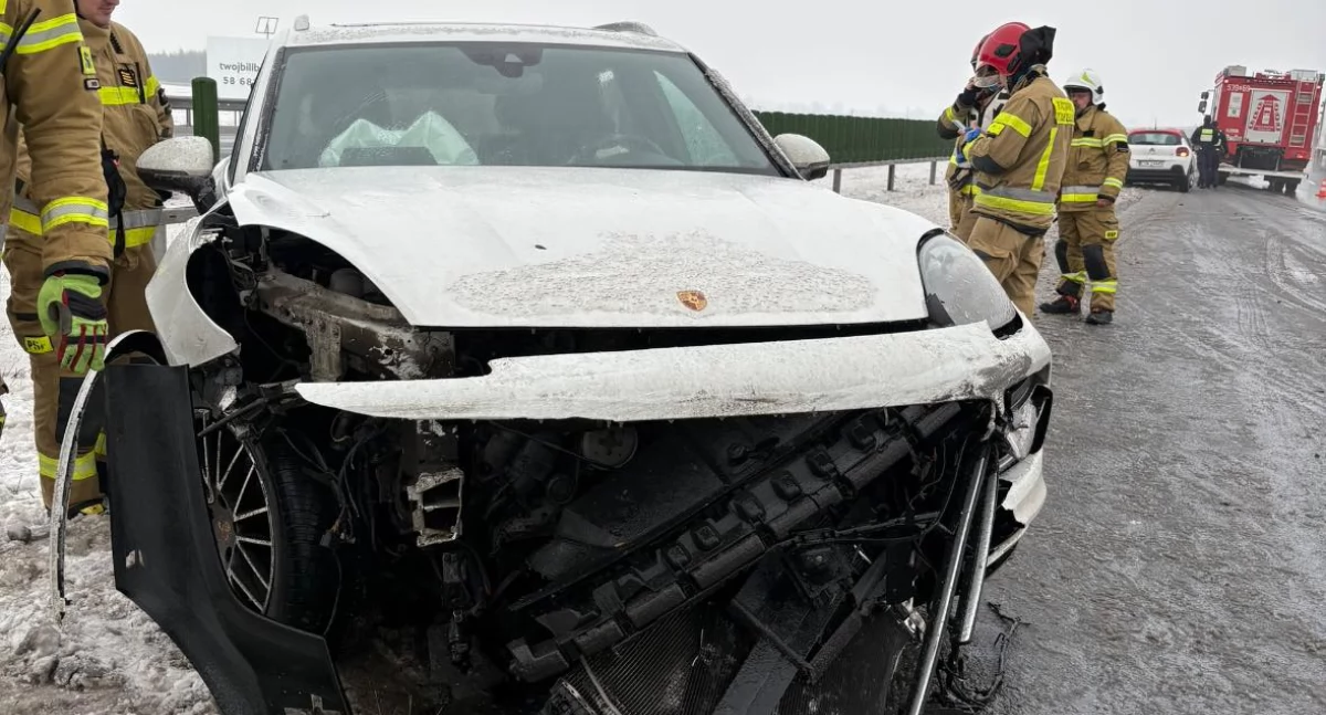 Wypadek drogowy, Porsche uderzyło bariery energochłonne Uważajcie drogach chodnikach - zdjęcie, fotografia