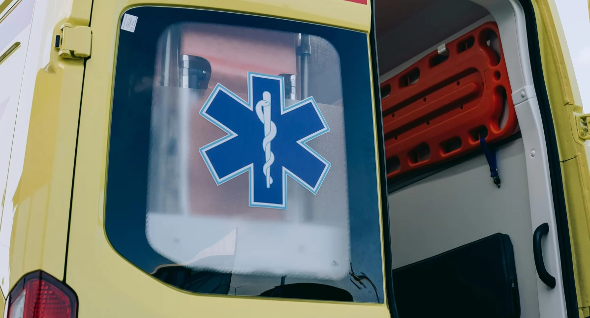 Wypadek drogowy, latek przewrócił rowerem oblodzonej jezdni Został przetransportowany szpitala - zdjęcie, fotografia