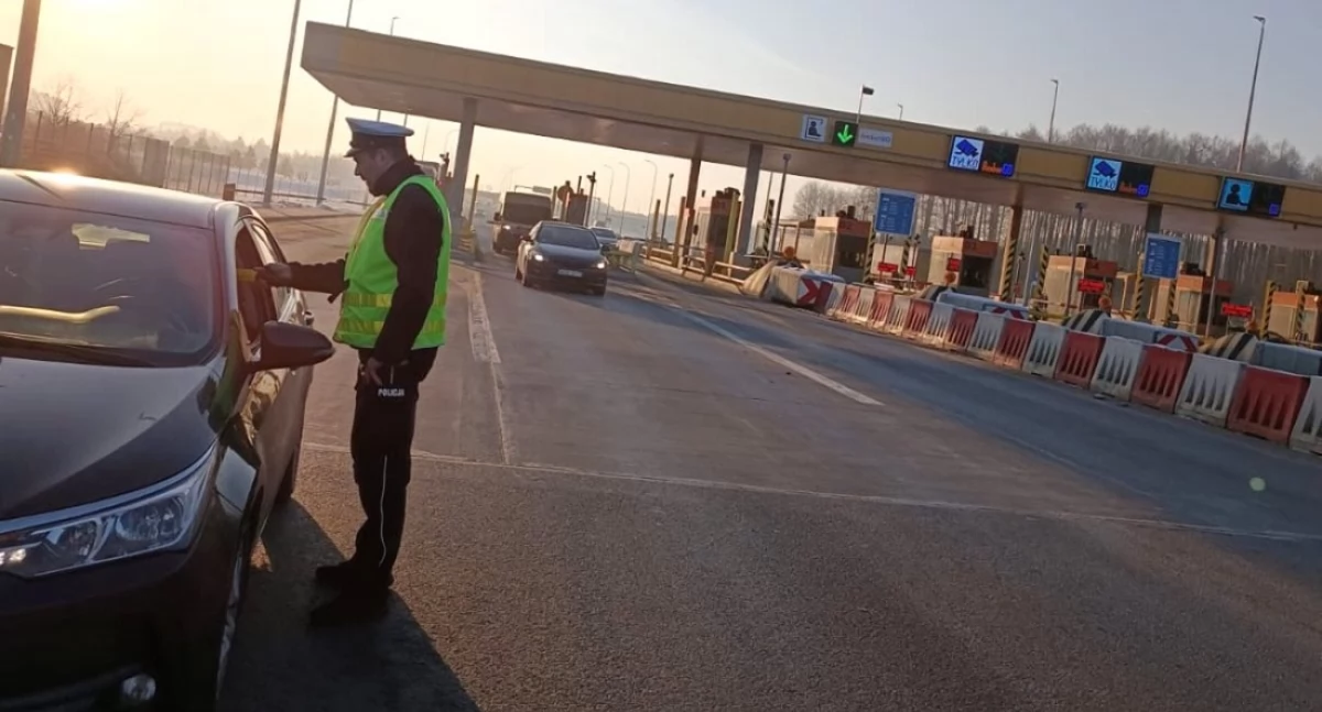 Akcja policji, Poranna akcja policji Badano kierowców bramkach autostrady - zdjęcie, fotografia
