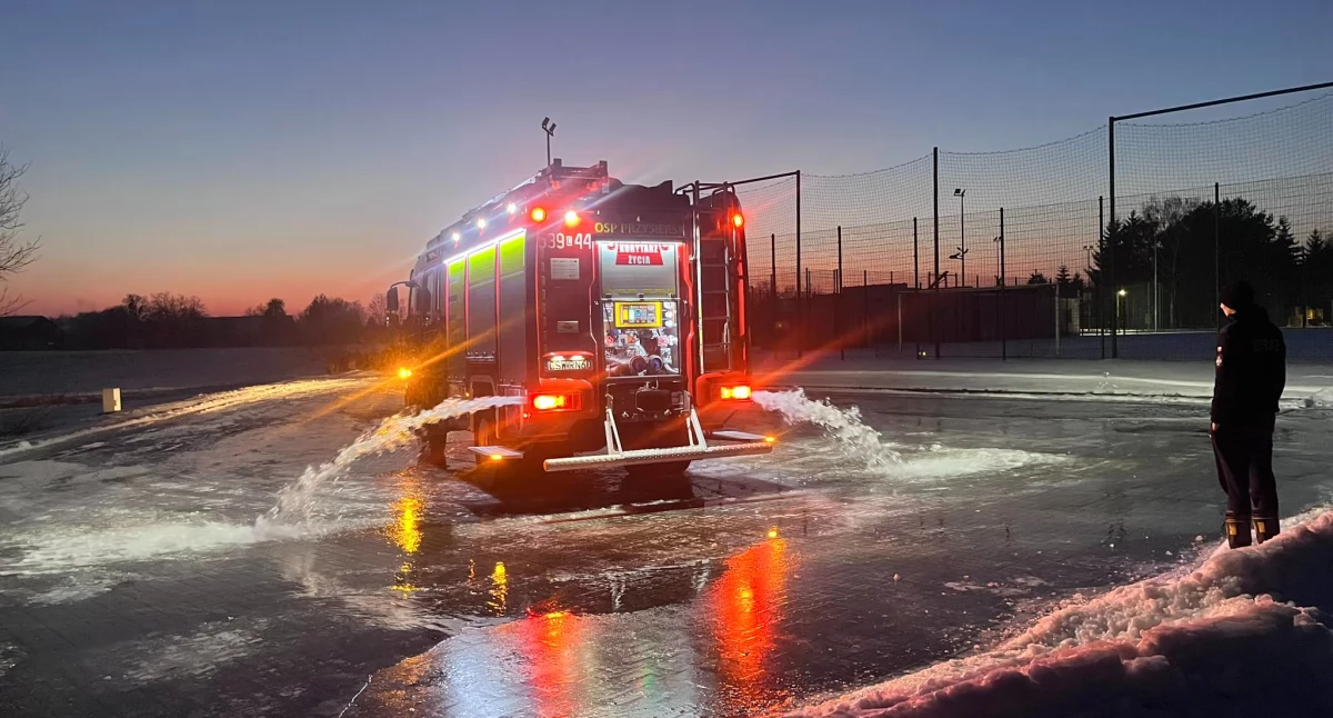 Czas wolny, Stworzyli ślizgawkę mieszkańców sołectwa Warto zapoznać regulaminem - zdjęcie, fotografia