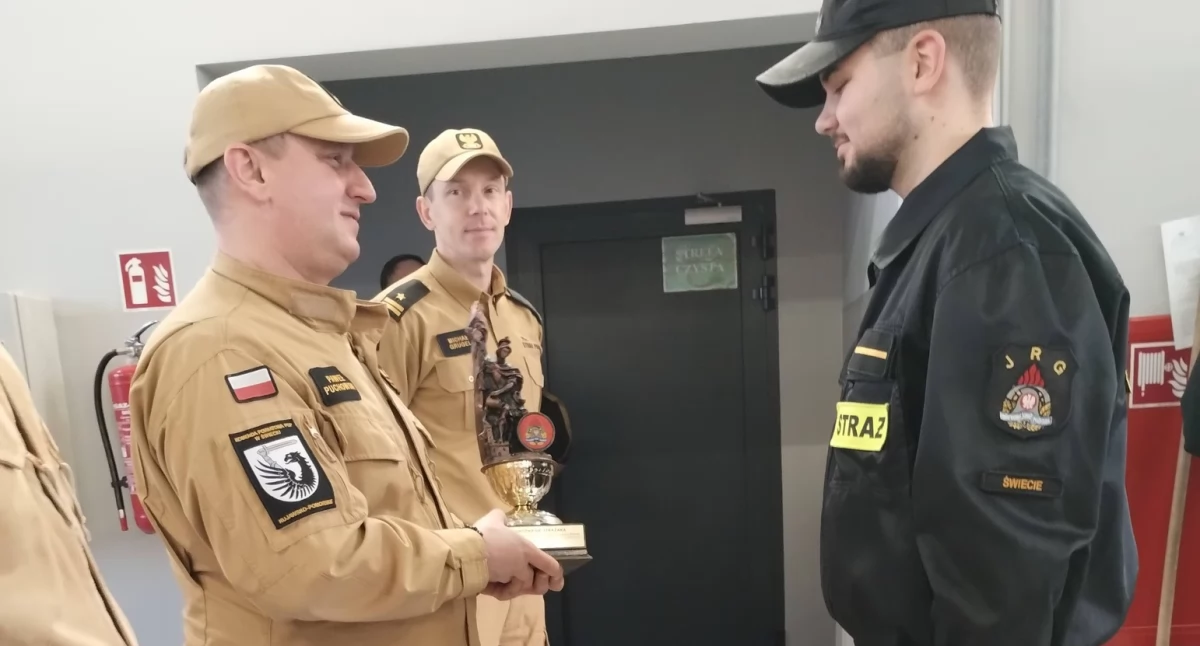 Akcja straży, Jakub Guzek strażak kości ubiegłym uczestniczył akcjach - zdjęcie, fotografia