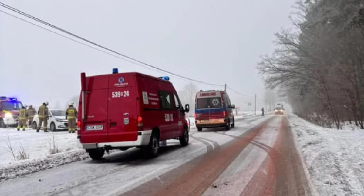 Wypadek drogowy, Czołowe zderzenie dwóch samochodów Jedna osoba trafiła szpitala - zdjęcie, fotografia