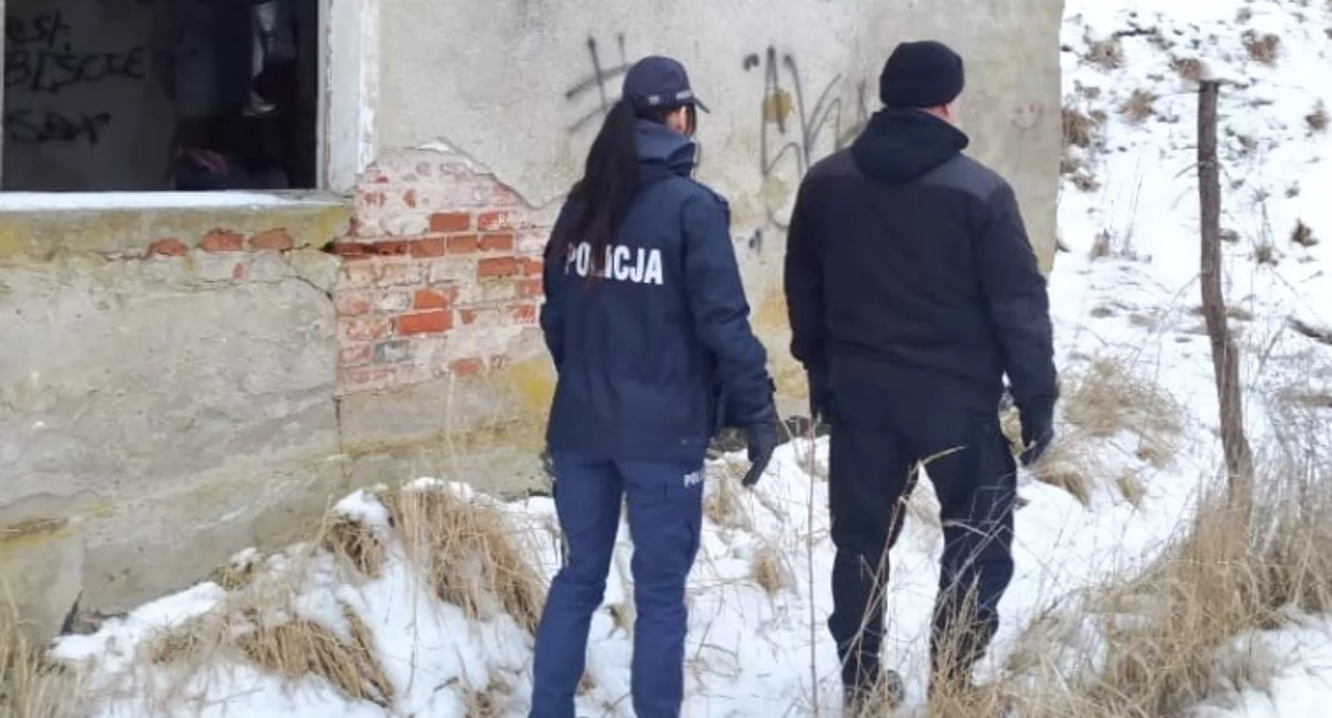Akcja policji, Niskie temperatury stanowią realne zagrożenie życia bądźmy obojętni - zdjęcie, fotografia