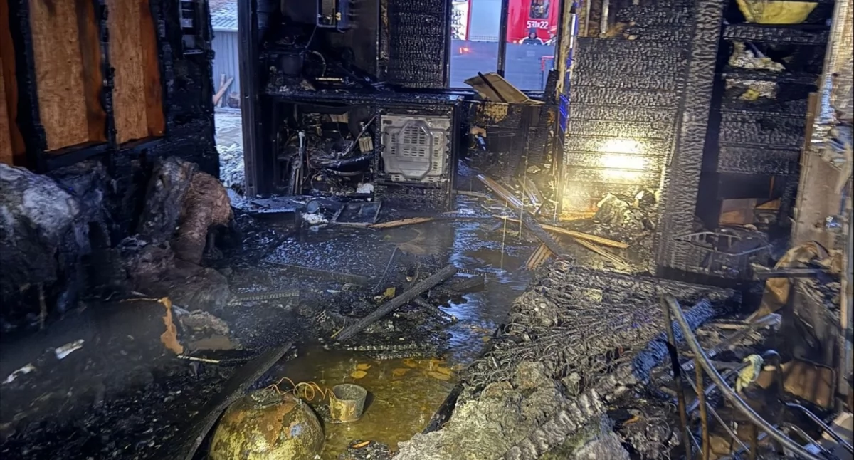 Na fotografii zgliszcza budynku mieszkalnego przy ul. Brzegowej w Świeciu