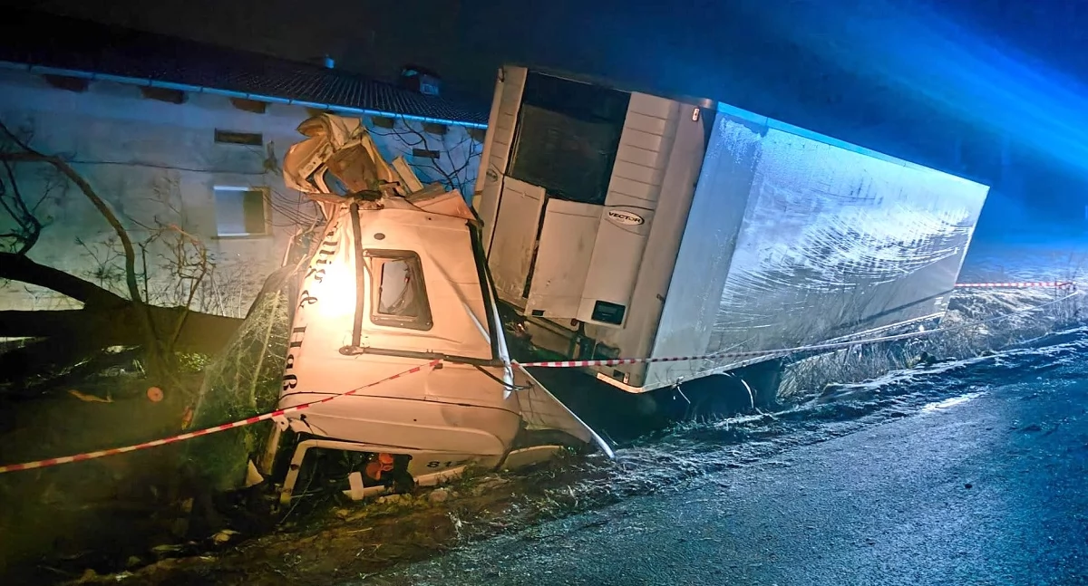 Na fotografii ciężarówka, która uderzył w drzewo w Stążkach fot. KPP Świecie