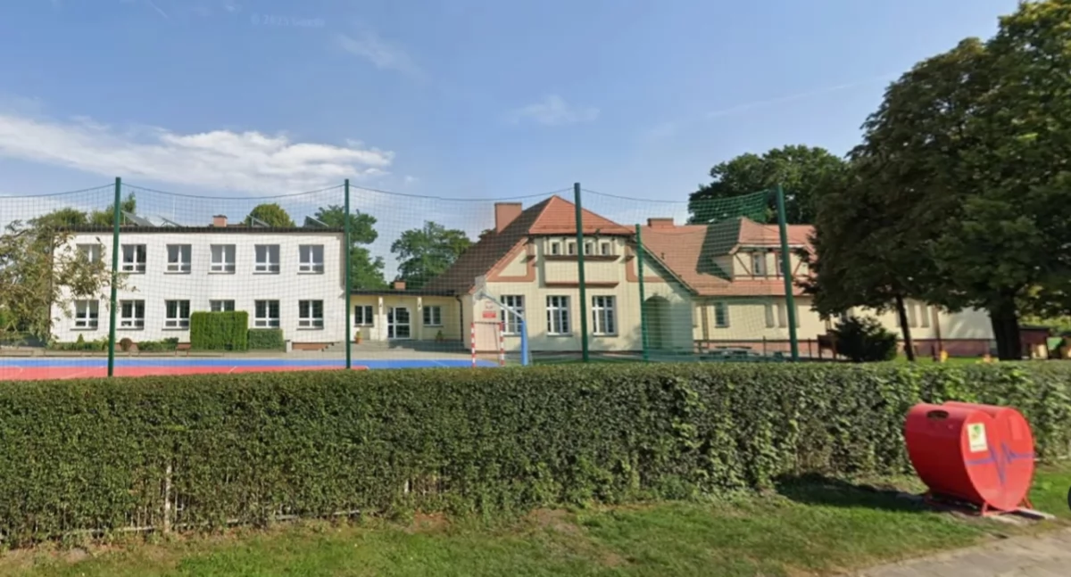 Na fotografii Szkoła Podstawowa w Łowinku fot. Google Maps