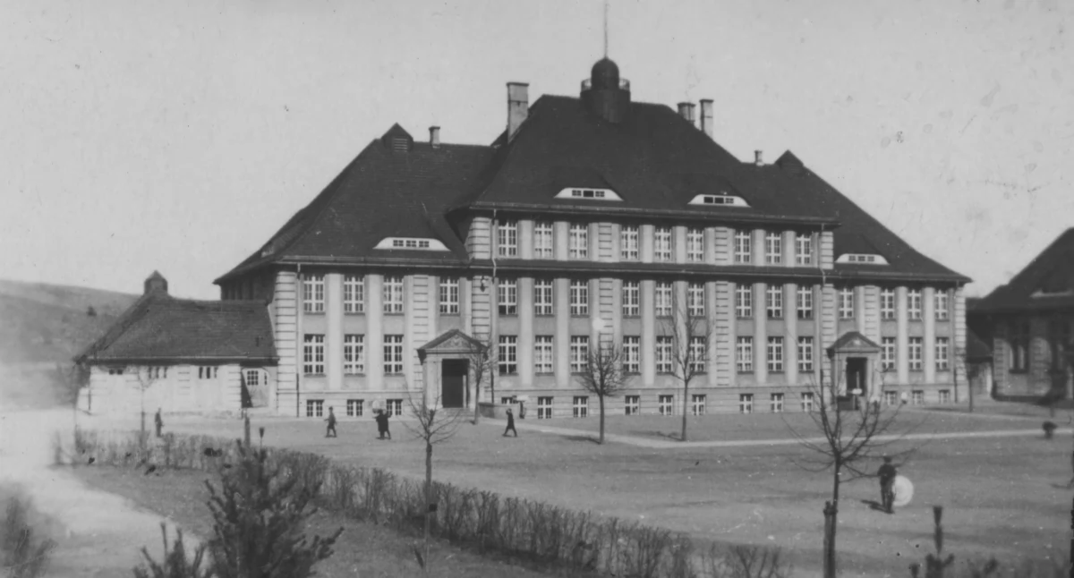 Archiwalna fotografia Szkoły Podstawowej nr 1 w Świeciu fot. NAC