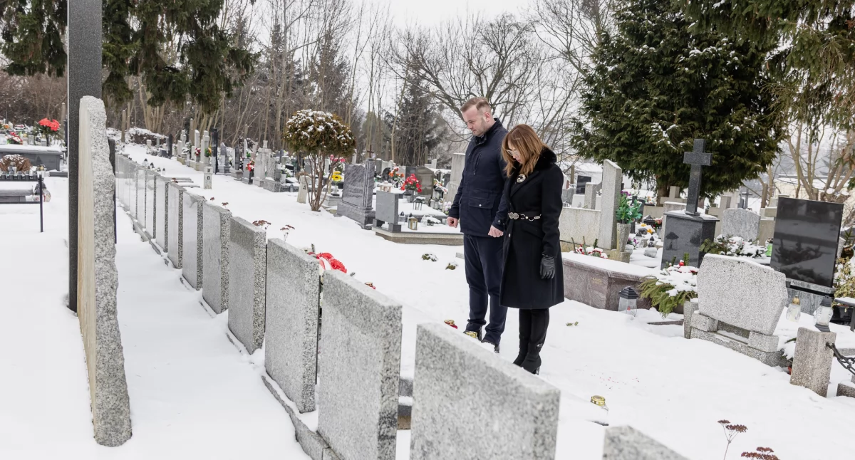 Uroczystości, święta i obchody, rocznica Zaślubin Polski Morzem Burmistrz skarbnik złożyli kwiaty - zdjęcie, fotografia