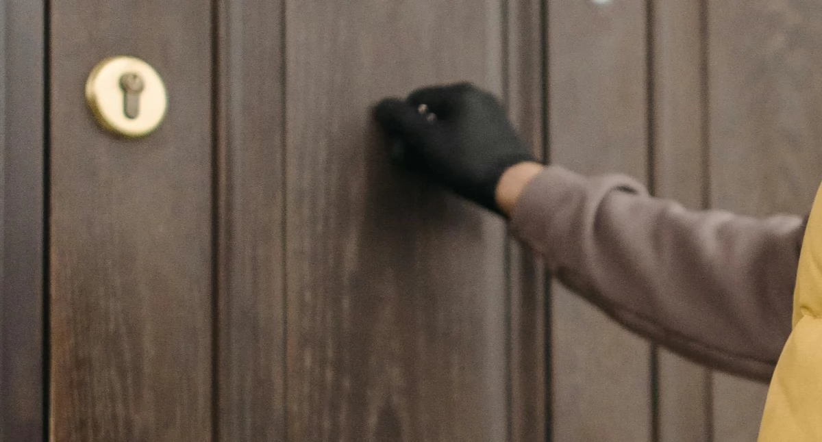 Komunikaty, Twoich drzwi może zapukać urzędnik Uwaga! mieć identyfikator - zdjęcie, fotografia