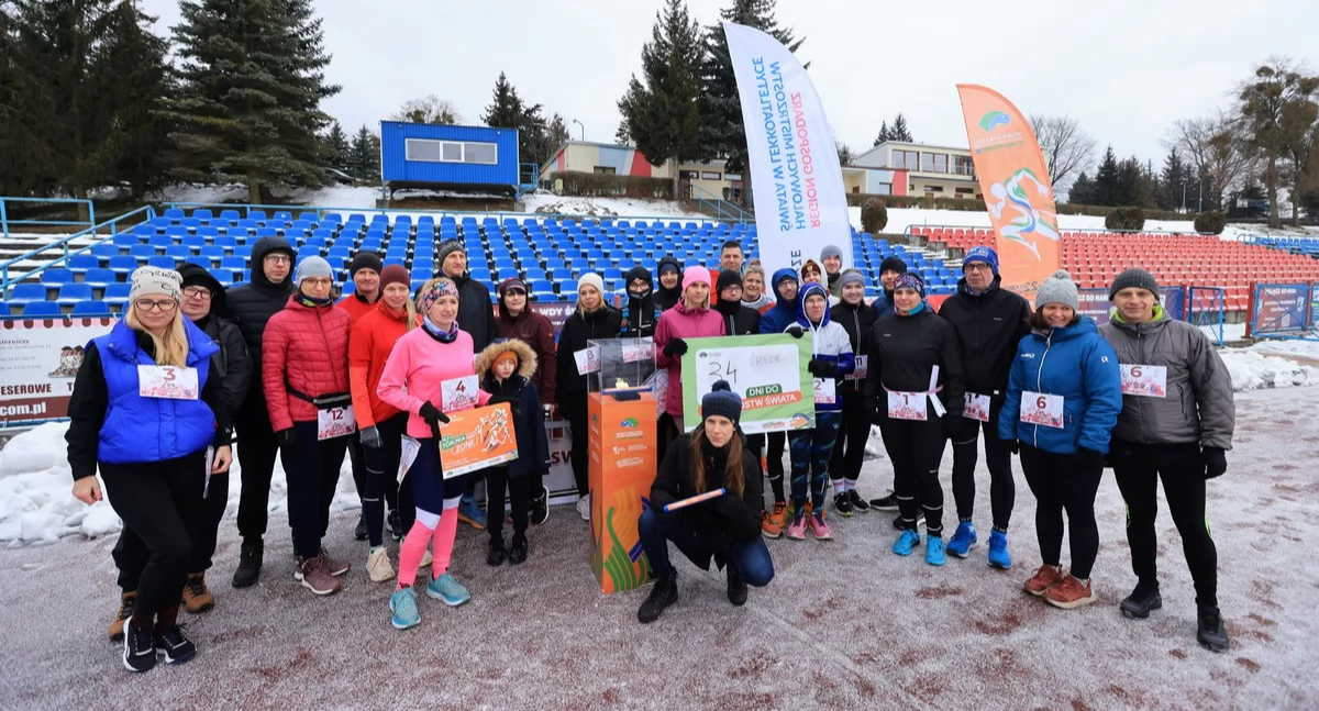 Na fotografii uczestnicy Biegu Walentynkowego w Świeciu z pałeczką HMŚ 2026 fot. Sławomir Kowalski