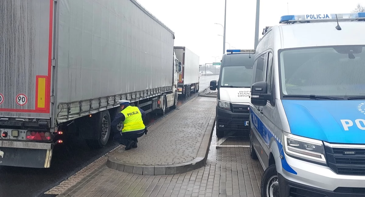 Na fotografii policjanci oraz ITD podczas wspólnych działań w powiecie świeckim fot. KPP Świecie