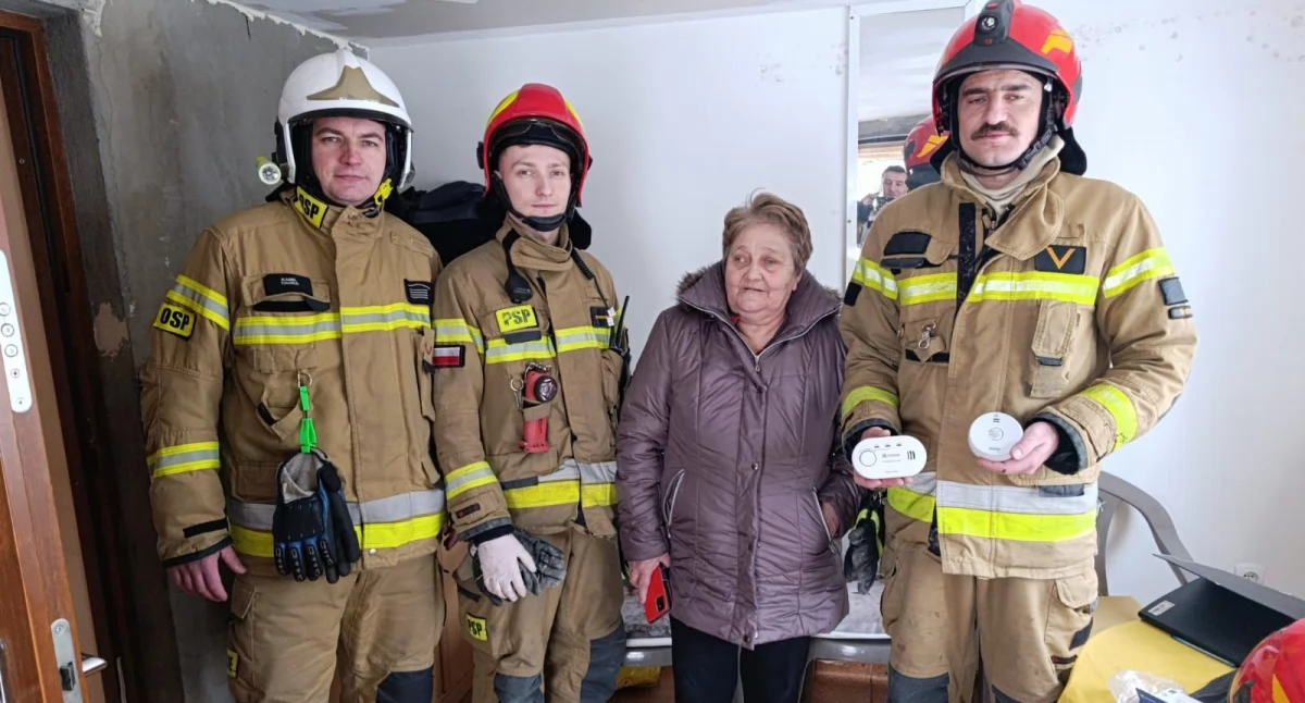 Pożar, Interwencja straży pożarnej miejscowości Brzeziny poddaszu pojawiło zadymienie - zdjęcie, fotografia