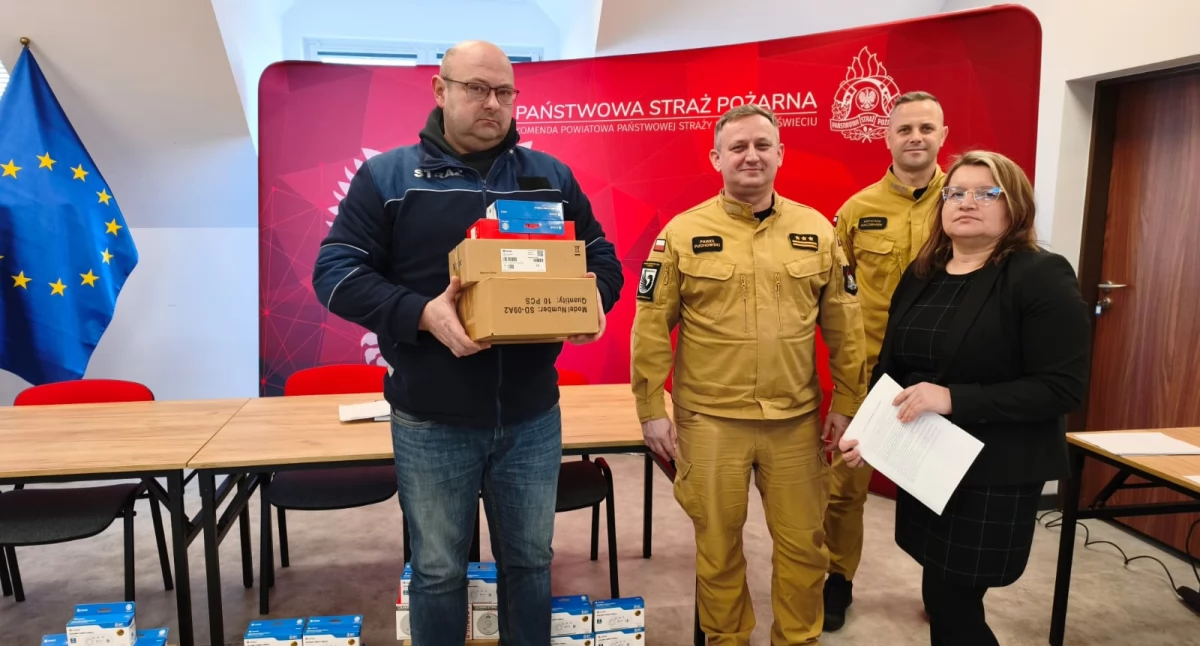 Akcja straży, Strażacy przekazują czujki czadu trosce bezpieczeństwo mieszkańców - zdjęcie, fotografia