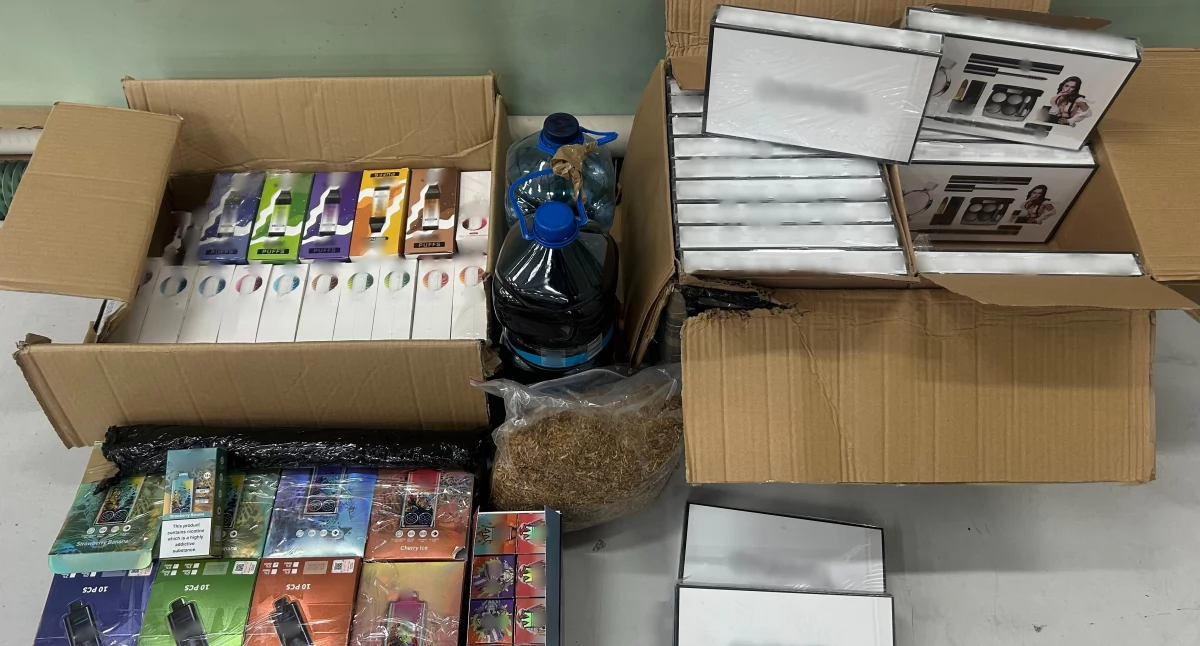 Kronika kryminalna , zatrzymała nielegalne towary ukryte przesyłkach kurierskich Działania prowadzone były wykorzystaniem psów służbowych - zdjęcie, fotografia