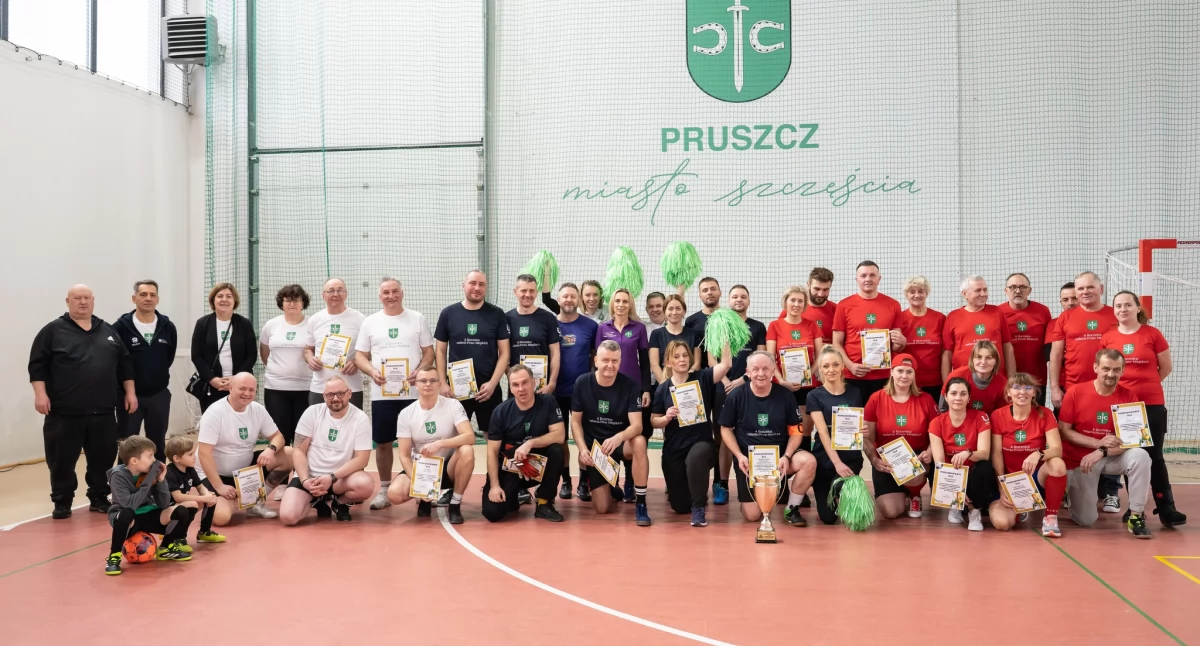 Piłka nożna, Samorządowcy pokazali sportowego ducha turniej Pruszczu - zdjęcie, fotografia