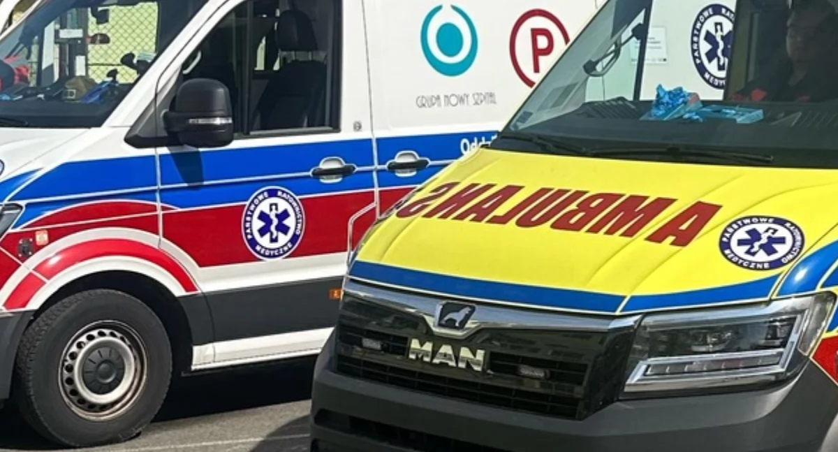 Wypadek drogowy, Wypadek powiecie świeckim Droga zalana samochód uderzył drzewo - zdjęcie, fotografia