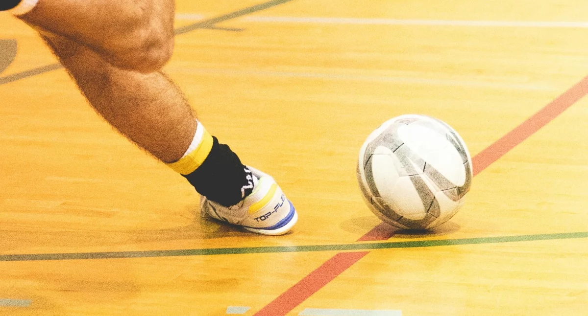 Piłka nożna, Ważny przed Futsalem Świecie „Sąsiad tabeli” - zdjęcie, fotografia