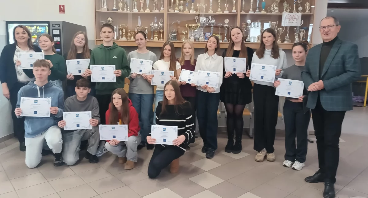 Edukacja, Mają wysokie wyniki nauce osiągnięcia sportowe Gmina doceniła - zdjęcie, fotografia
