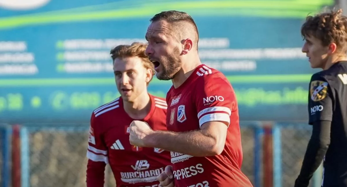 Piłka nożna, Świecie udanie zainaugurowała rundę wiosenną Zwycięstwo początek - zdjęcie, fotografia