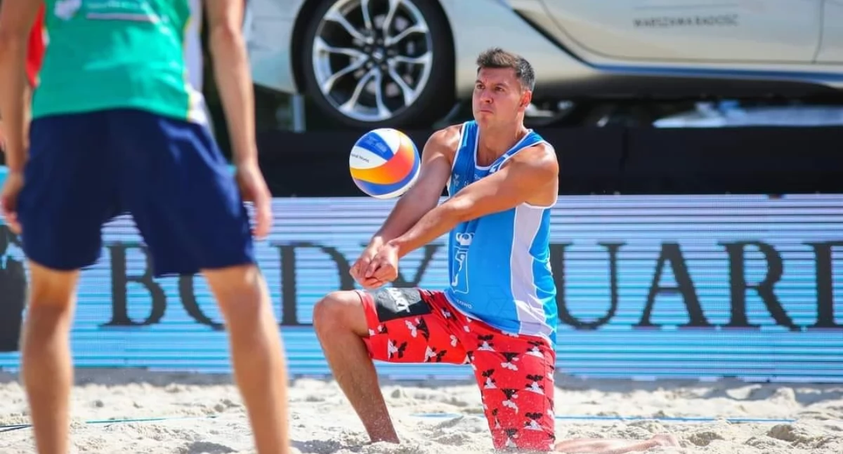 Na fotografii siatkarz plażowy Tomasz Wołoszuk