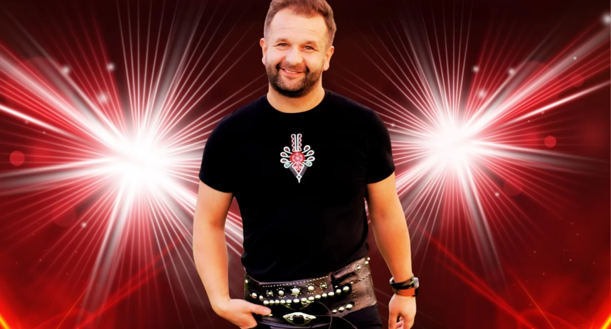 Na fotografii polski piosenkarz Paweł Gołecki