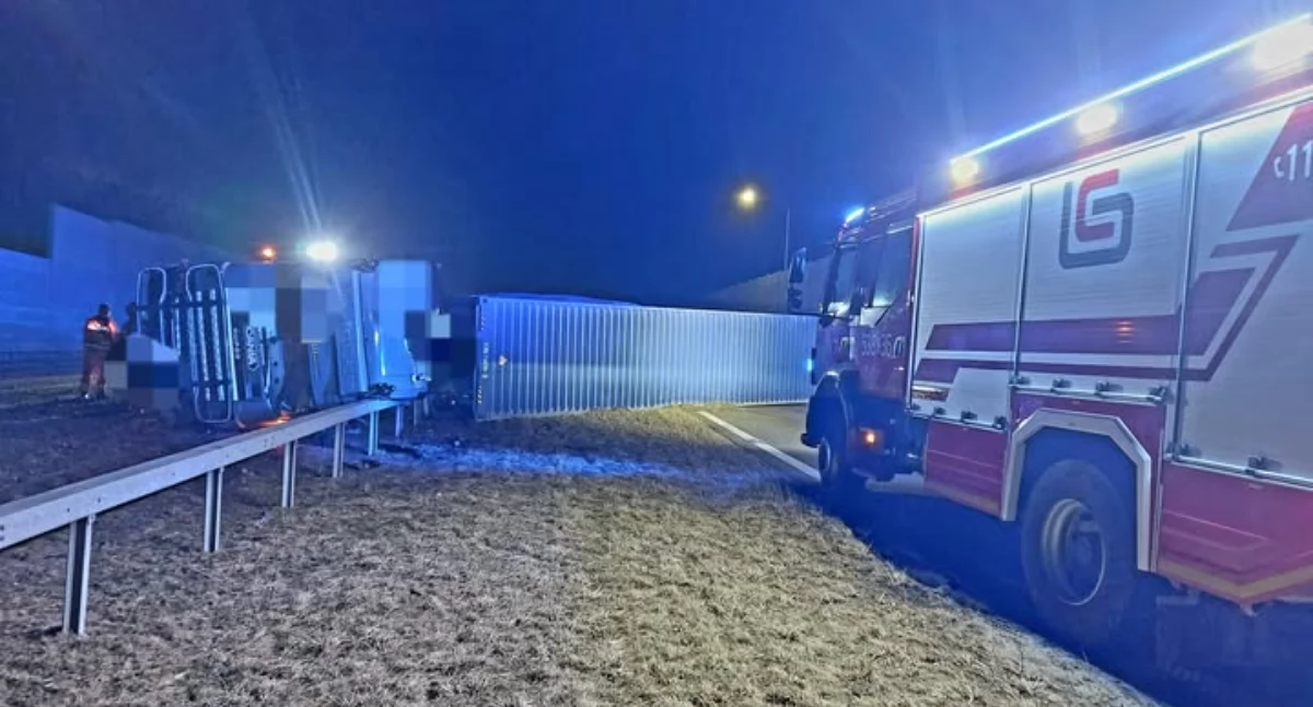 Wypadek drogowy, Ciężarówka przewróciła niedaleko Świecia Były spore utrudnienia ruchu - zdjęcie, fotografia