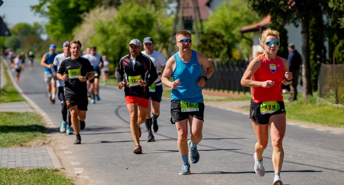 Na fotografii uczestnicy I Półmaratonu Karolewo-Pruszcz-Karolewo fot. Teresa Rytlewska ꜰᴏᴛᴏɢʀᴀꜰɪᴀ 