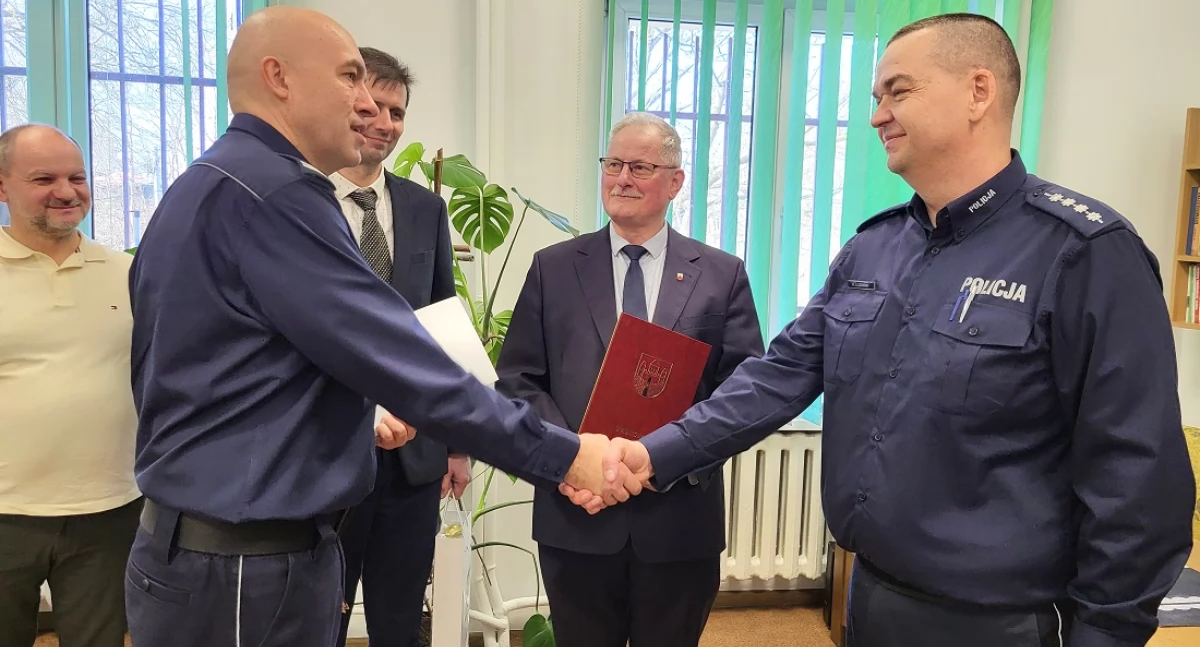 Akcja policji, Komisariat Policji Nowem komendant - zdjęcie, fotografia