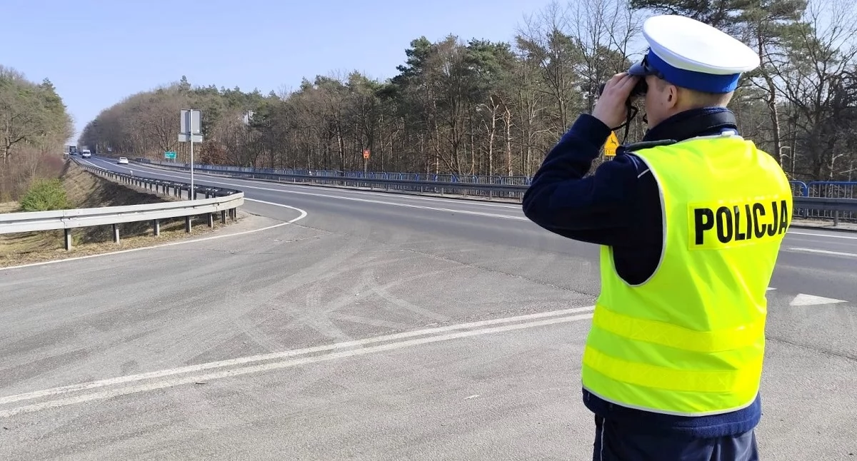 Akcja policji, Policjanci lornetkami powiecie świeckim sprawdzali - zdjęcie, fotografia