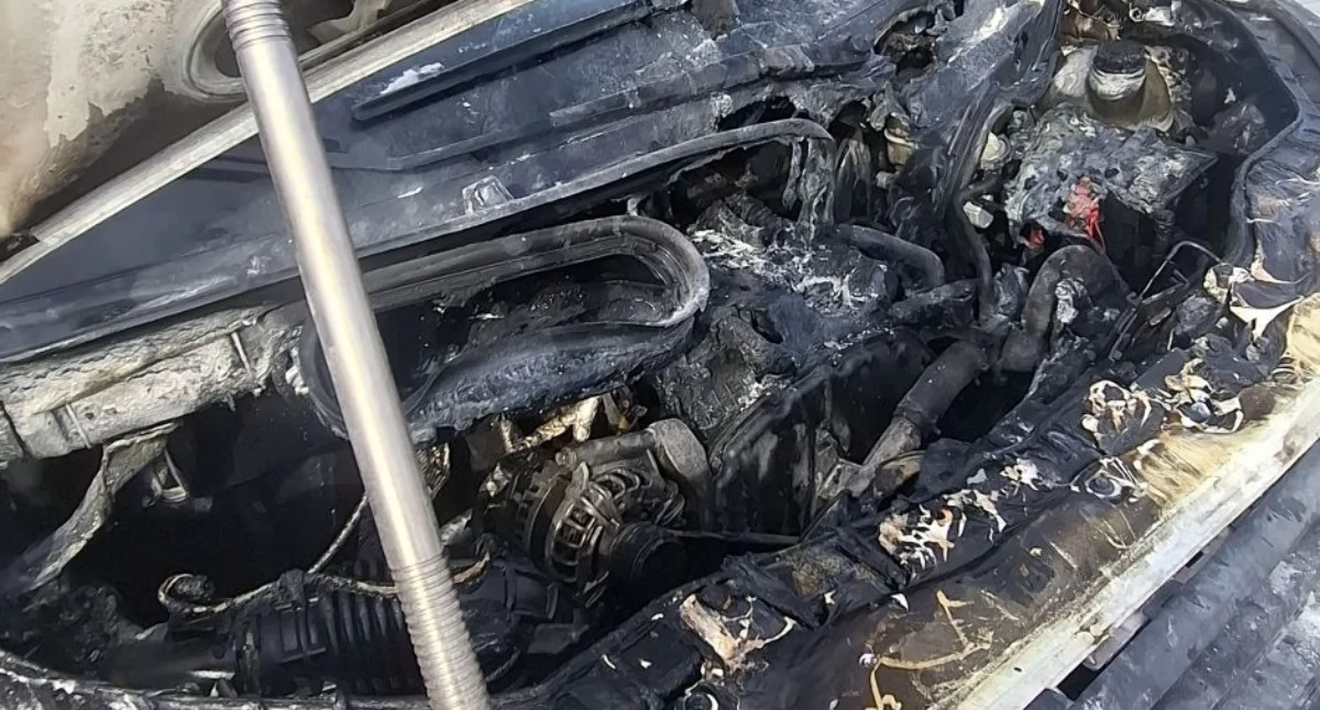 Pożar, Samochód stanął płomieniach gaśnicami ruszyli pracownicy stacji paliw - zdjęcie, fotografia