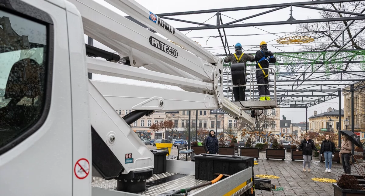 Samorząd, Zmiany Dużym Rynku Świeciu montaż wiosennych dekoracji - zdjęcie, fotografia