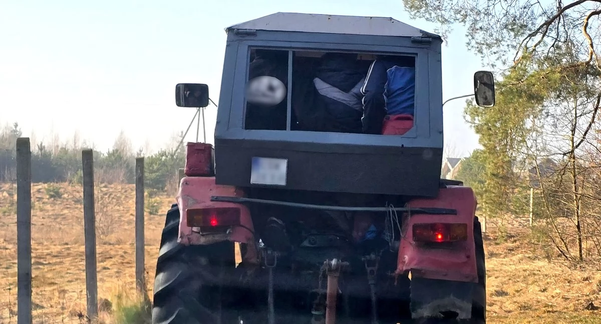 Akcja policji, Nietypowa interwencja policji Kierowca ciągnika ukarany mandatem punktami karnymi - zdjęcie, fotografia