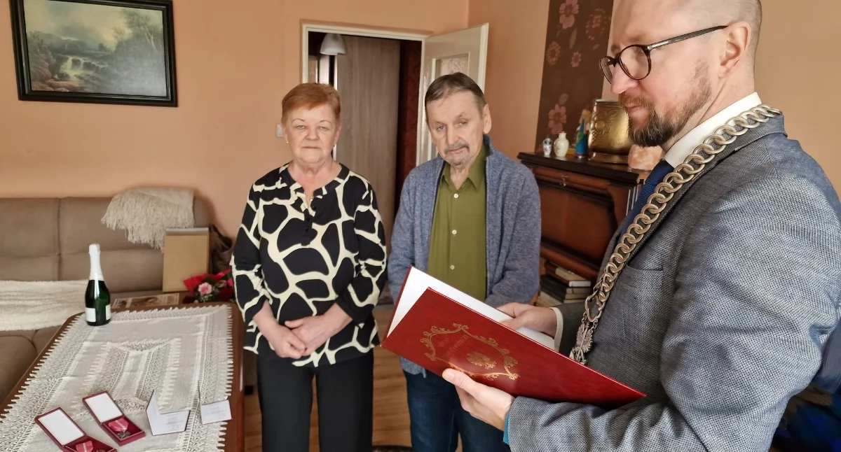 Jubileusz, Poznali podczas zabawy tanecznej Krystyna Tadeusz Tychmann świętowali lecie małżeństwa - zdjęcie, fotografia