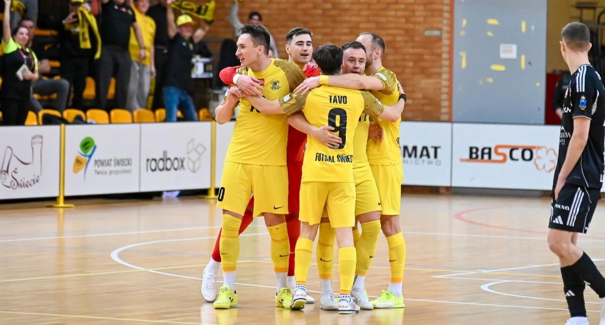 Piłka nożna, Podwójny weekend futsalem Rezerwy grają ligę - zdjęcie, fotografia