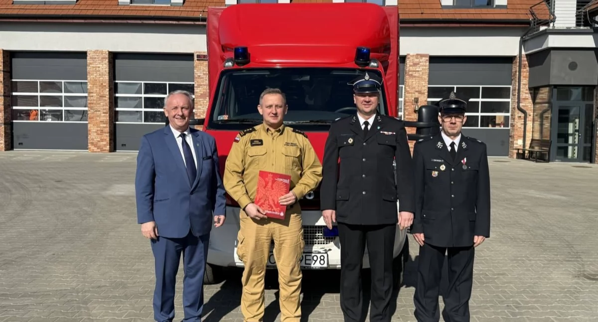 Akcja straży, Służył strażakom Świeciu teraz posłuży Pruszczu Odbyło uroczyste przekazanie pojazdu - zdjęcie, fotografia