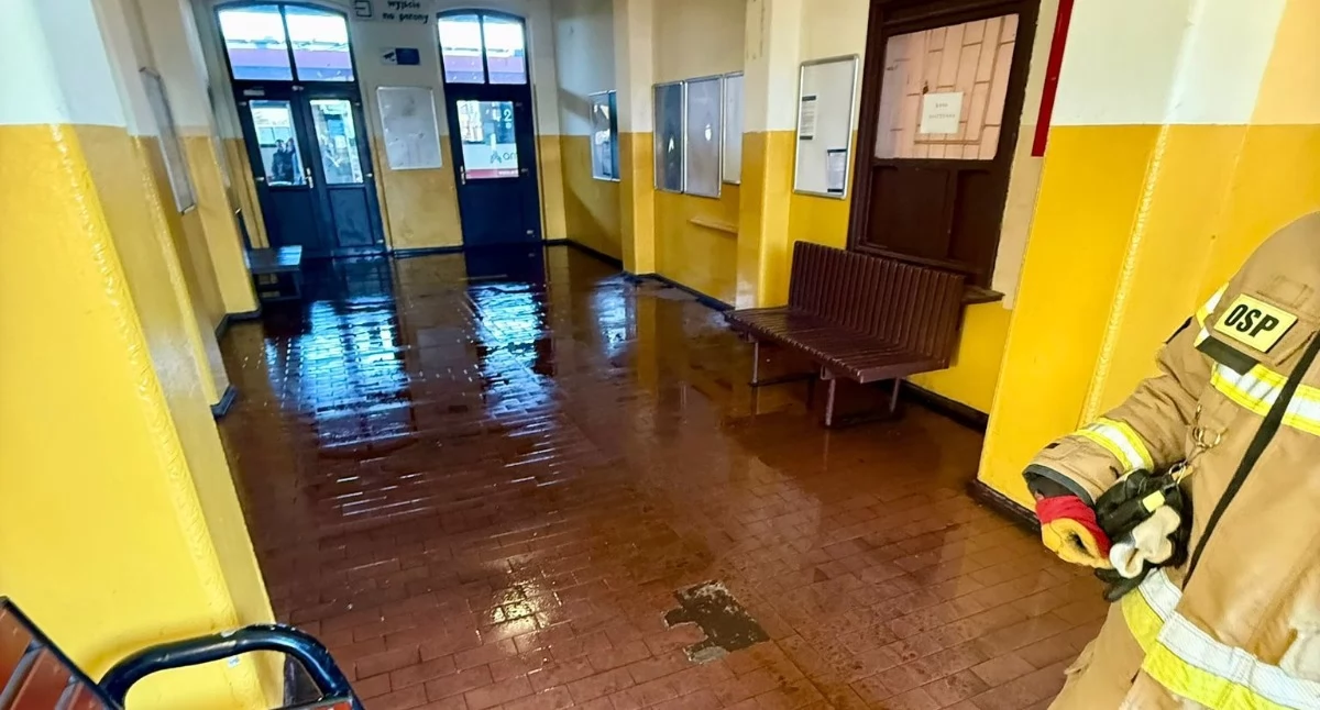 Na fotografii zalany dworzec w Laskowicach