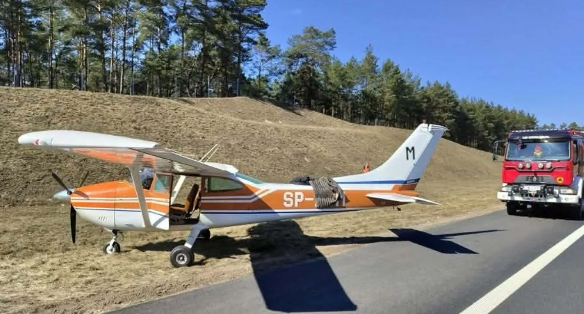 Akcja straży, PILNE! Awionetka wylądowała autostradzie - zdjęcie, fotografia
