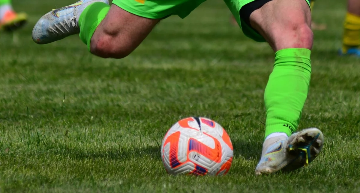 Piłka nożna, Przed derby województwa Elana zagra - zdjęcie, fotografia